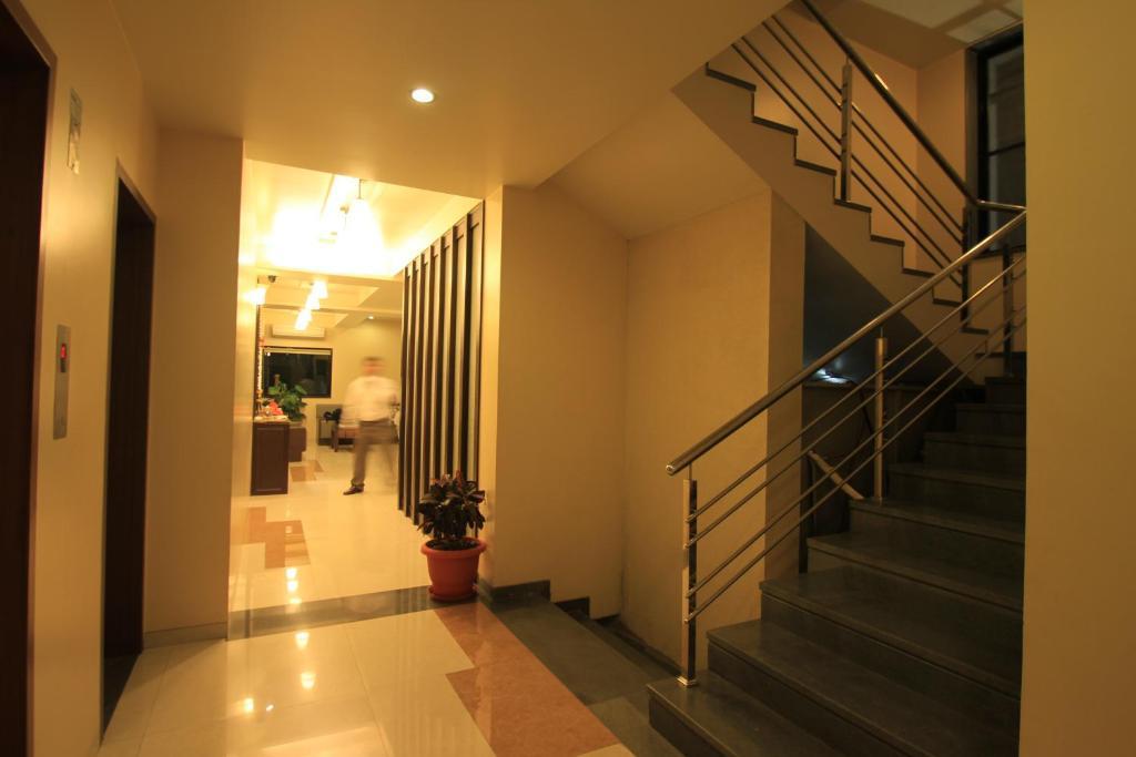 Hotel Sai Smaran 舍地 外观 照片